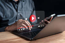 elearning aula line em tela virtual assistindo video na internet webinar educacao line na internet elearning aprendizagem line com tutorial de video webinar jpg