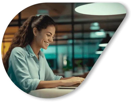 mulher utilizando certificado digital